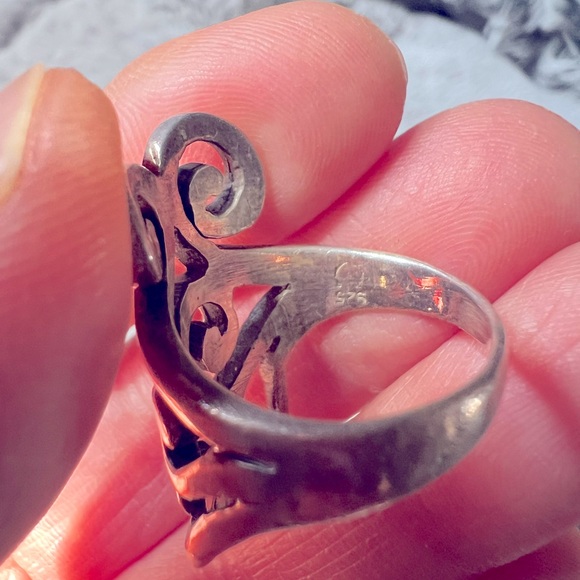 Elegant Silver Swirl Ring - Picture 2 of 3